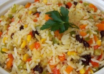 Arroz com legumes maravilhoso e prático para fazer de jantar especial