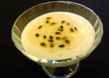 Mousse de maracujá cremoso e rápido com apenas 3 ingredientes