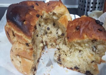 Panetone de liquidificador com gostas de chocolate bem facinho de fazer