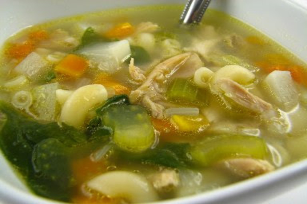 Sopa de frango com legumes saboroso para fazer em dias frios