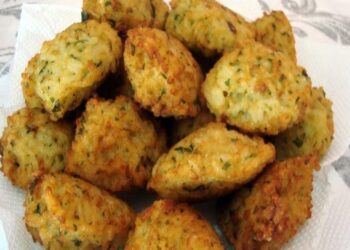 Bolinho de arroz com atum delicioso para seu lanche da tarde