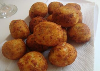 Bolinho de mandioca caseiro bem prático igualzinho dos restaurantes