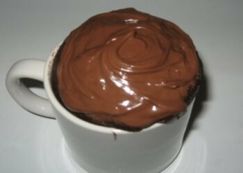 Bolo de caneca de chocolate feito no micro-ondas em poucos minutos