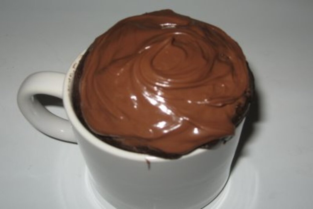 Bolo de caneca de chocolate feito no micro-ondas em poucos minutos