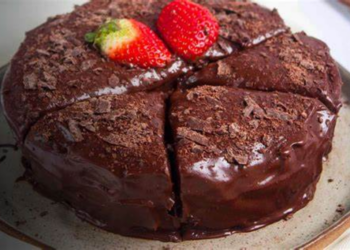 Bolo de chocolate com cobertura de brigadeiro e morangos