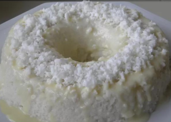 Bolo de tapioca cremoso delicioso que não vai ao forno