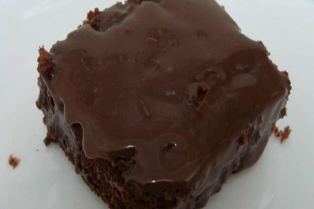 Bolo nega maluca de liquidificador saboroso com cobertura de chocolate