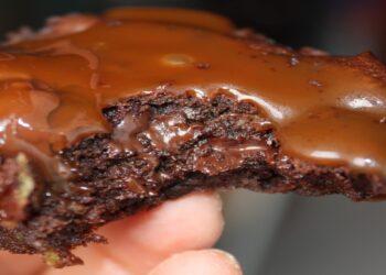 Brownie de chocolate feito no micro-ondas bem fácil de fazer