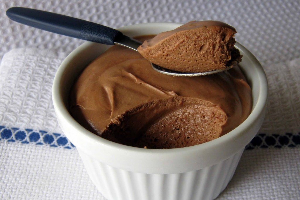 Mousse de chocolate cremoso com apenas 3 ingredientes super fácil