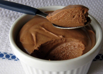 Mousse de chocolate delicioso feito com apenas 4 ingredientes