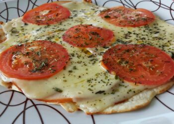 Pizza de frigideira Caseira com 4 ingredientes