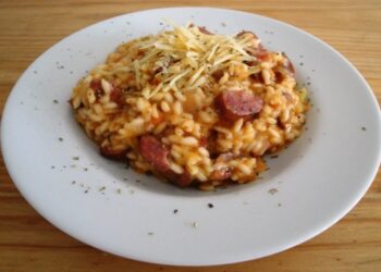 Risoto com linguiça toscana ideal para fazer de almoço ou jantar