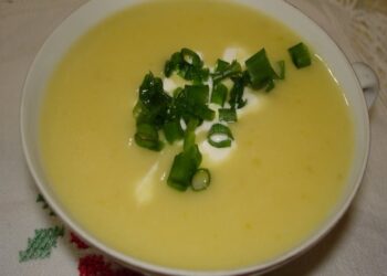 Caldo de carne com manquioquinha e salsa super gostosa e fácil