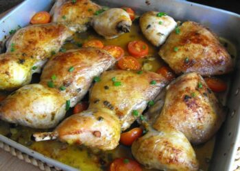 Coxa de frango assada no forno com maionese delicioso para seu almoço