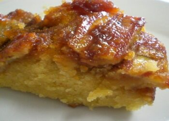 Bolo de banana invertido caramelada feita no que fica super macio