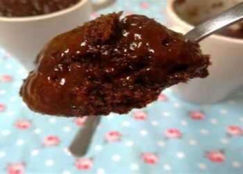 Bolo de caneca de chocolate feito em 3 minutos no micro-ondas