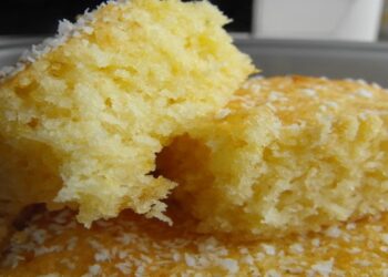 Bolo de coco fofinho para tomar com um cafezinho