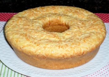 Bolo de pão de queijo para comer tomando um cafezinho