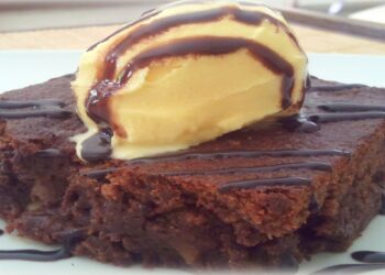 Brownie de chocolate caseiro ideal para comer com sorvete de creme