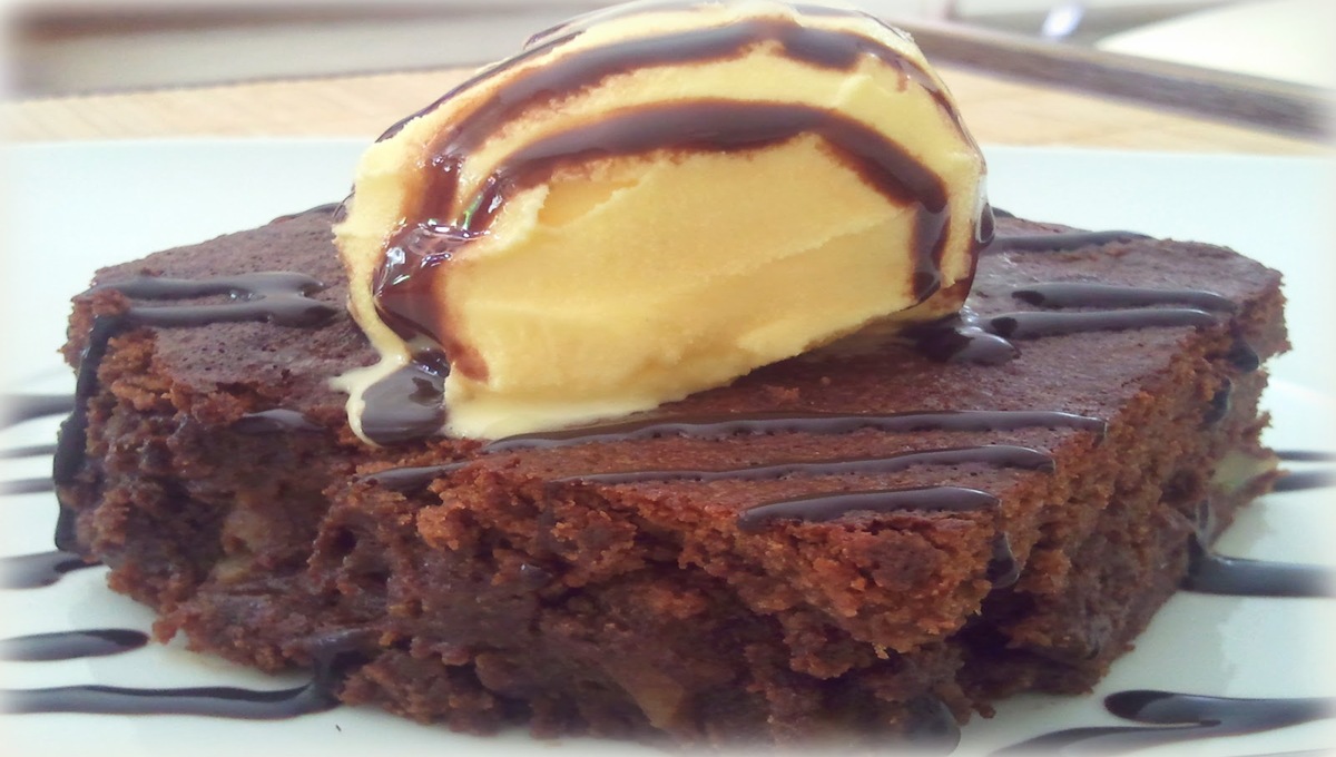 Brownie de chocolate caseiro ideal para comer com sorvete de creme