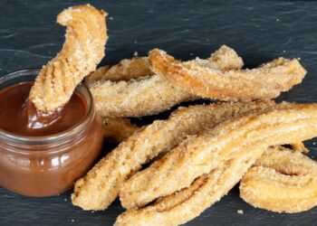 Churros caseiro incrível ideal para comer com doce de leite