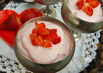 Mousse de Morango com Frutas em 20 minutos