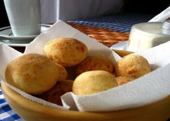 Pão de queijo de liquidificar feito com polvilho azedo