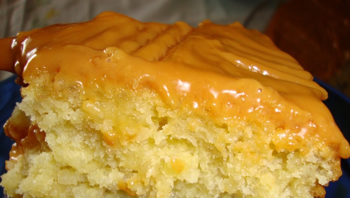 Bolo de tapioca fofinho e simples com cobertura de doce de leite