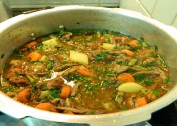 Carne de panela com legumes ótimo para comer com um arroz soltinho