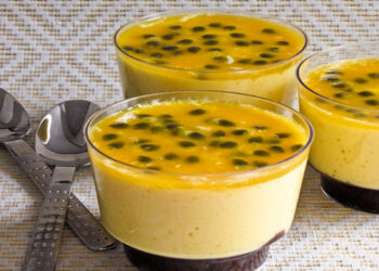 Mousse de maracujá com apenas 3 ingredientes super fácil de fazer