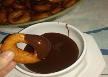 Rosquinhas de leite condensado frita perfeito para comer com chocolate derretido