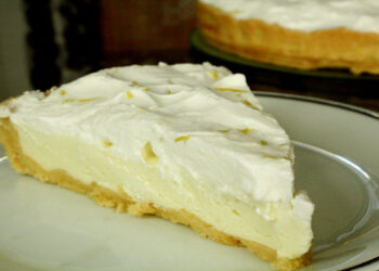 Torta de limão com biscoito maisena surreal de tão deliciosa que fica