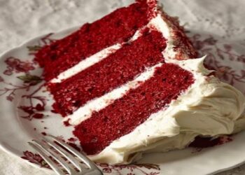 Bolo red velvet com recheio de cream cheese ideal para o dia da mulher