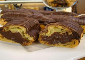 Bomba de chocolate tradicional bem fácil fazer para adoçar o seu dia