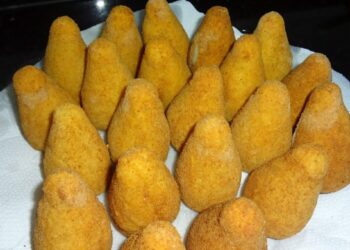 Coxinha de frango com catupiry bem crocante por fora e suculenta por dentro