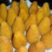 Coxinha de frango com catupiry bem crocante por fora e suculenta por dentro