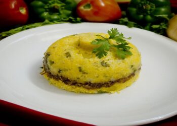 Cuscuz recheado com carne seca e queijo muito saboroso para fazer de café da manhã