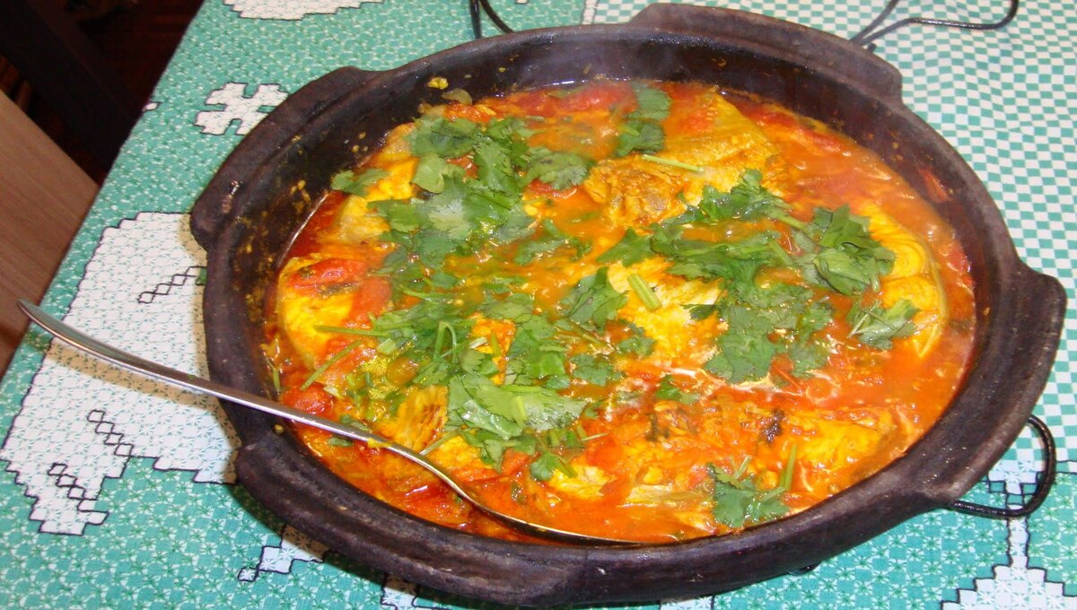 Moqueca de peixe ao leite de coco bem caprichado para sua refeição em família