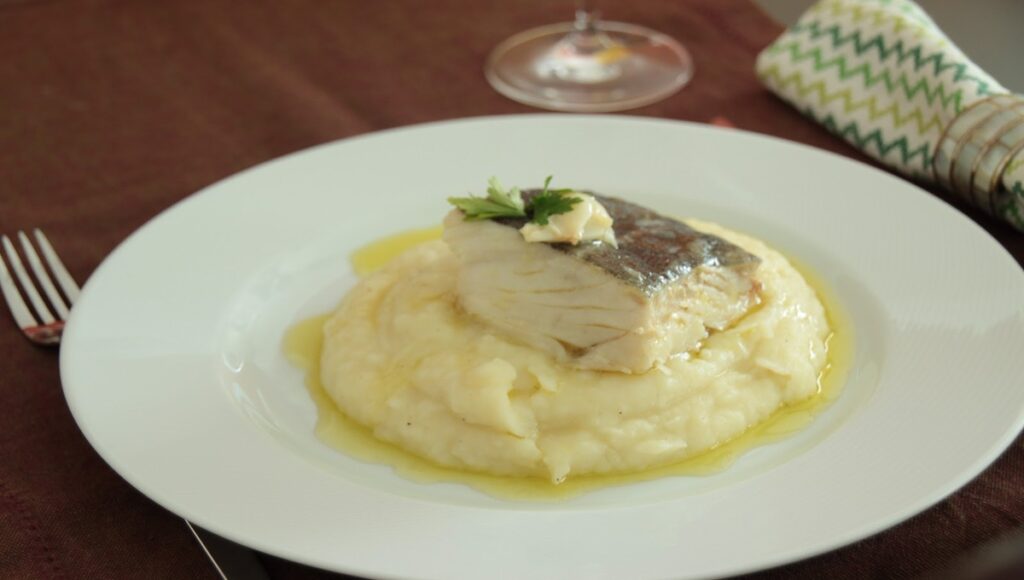 Bacalhau confitado perfeito com purê de batata para a semana santa