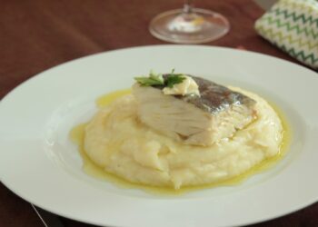 Bacalhau confitado perfeito com purê de batata para a semana santa