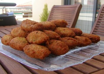 Bolinho de Arroz com Calabresa e Queijo bem crocante que rende muito