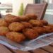 Bolinho de Arroz com Calabresa e Queijo bem crocante que rende muito