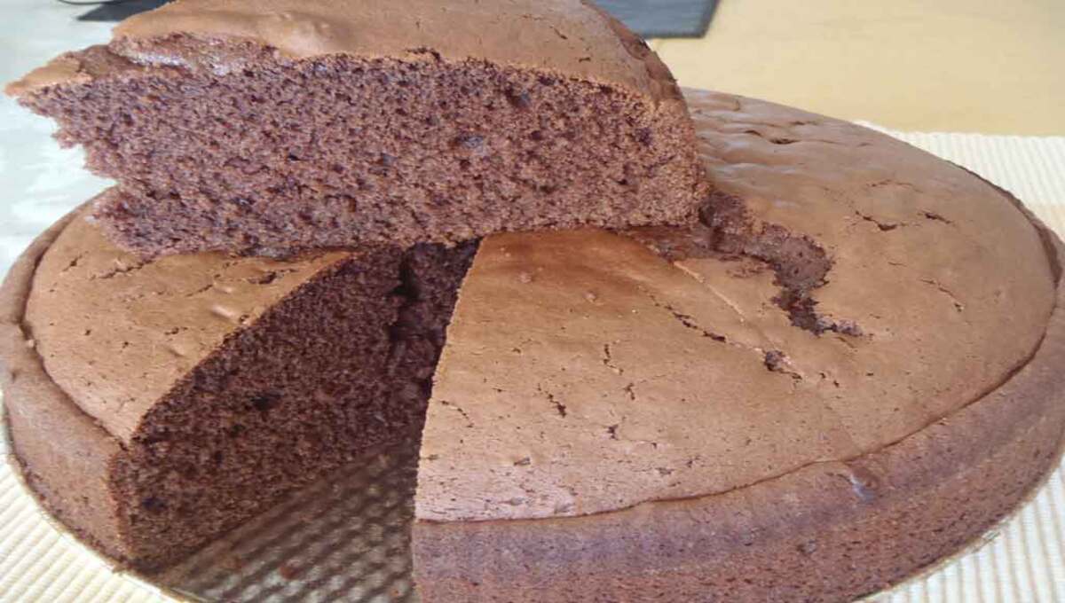 Pão de Ló de Chocolate muito fofinho feito com apenas 4 ingredientes