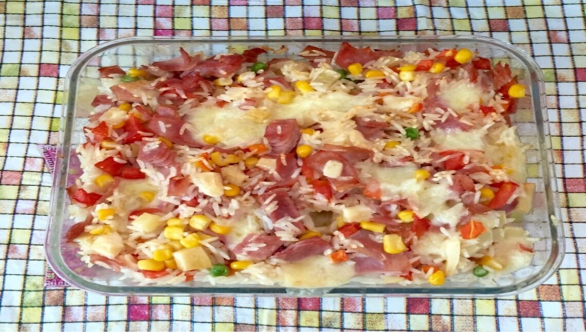 Arroz de Forno com Calabresa e Queijo que combina com a janta