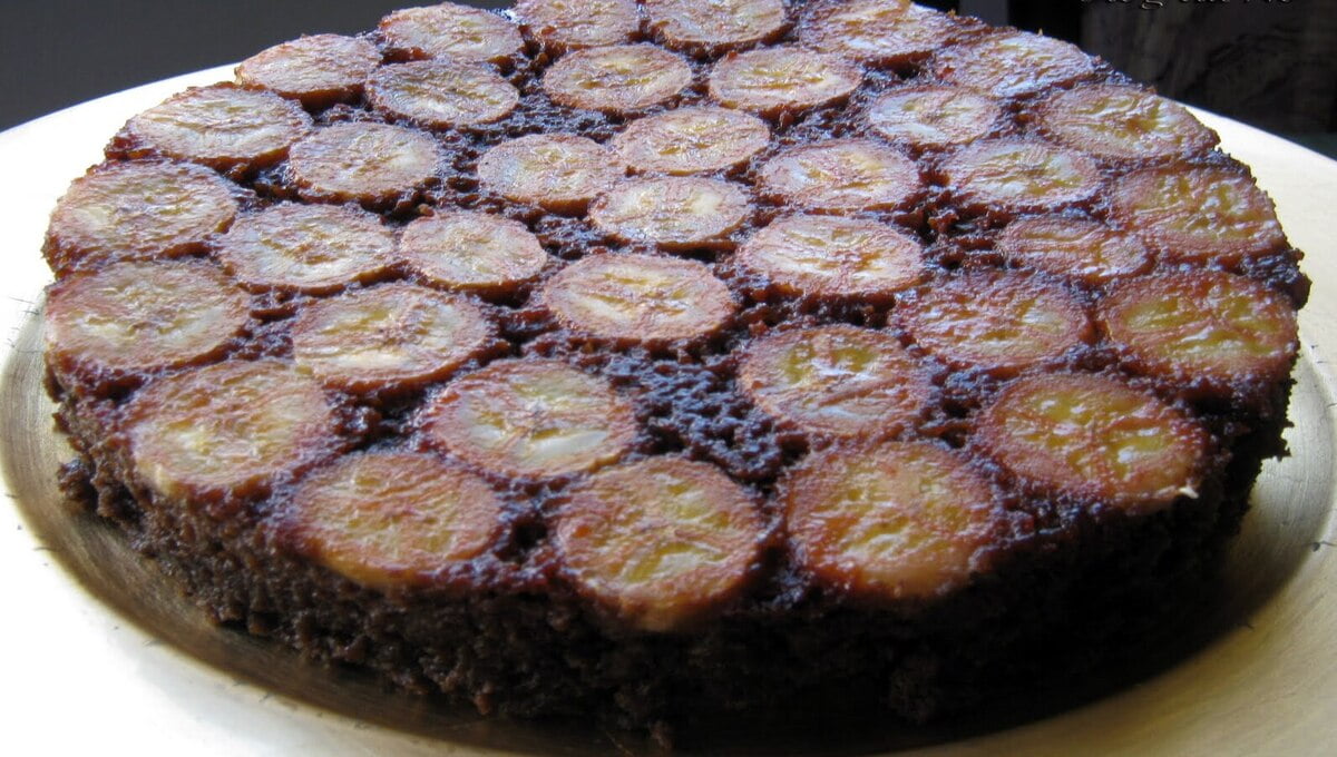 Bolo Invertido de Chocolate com Banana bem fofinho e simples de fazer