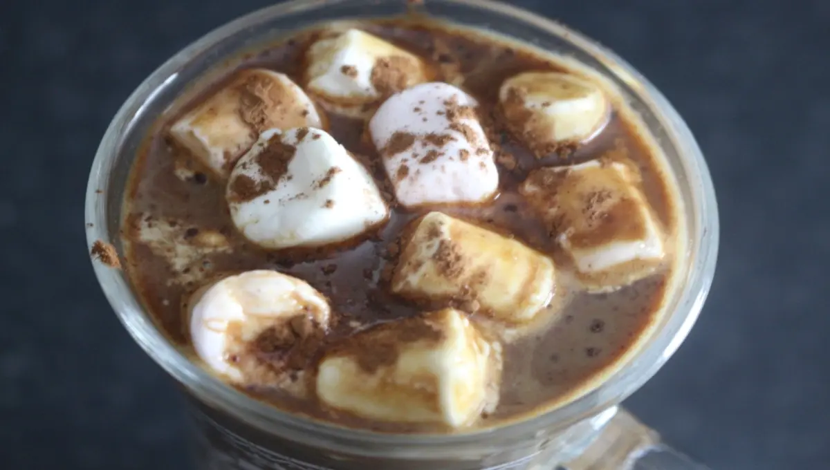 Chocolate Quente Cremoso com Marshmallow feito com 5 ingredientes