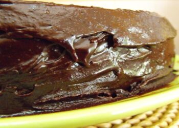 Como Fazer Bolo de Chocolate com Cobertura de Brigadeiro