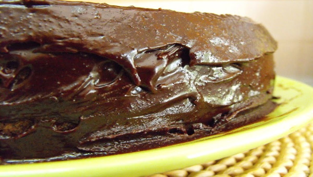 Como Fazer Bolo de Chocolate com Cobertura de Brigadeiro