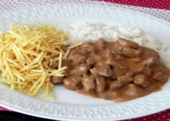 Estrogonofe de Carne muito saboroso que fica igualzinho dos restaurantes