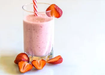 Milk-shake de Morango fácil e delicioso que fica pronto em 5 minutos